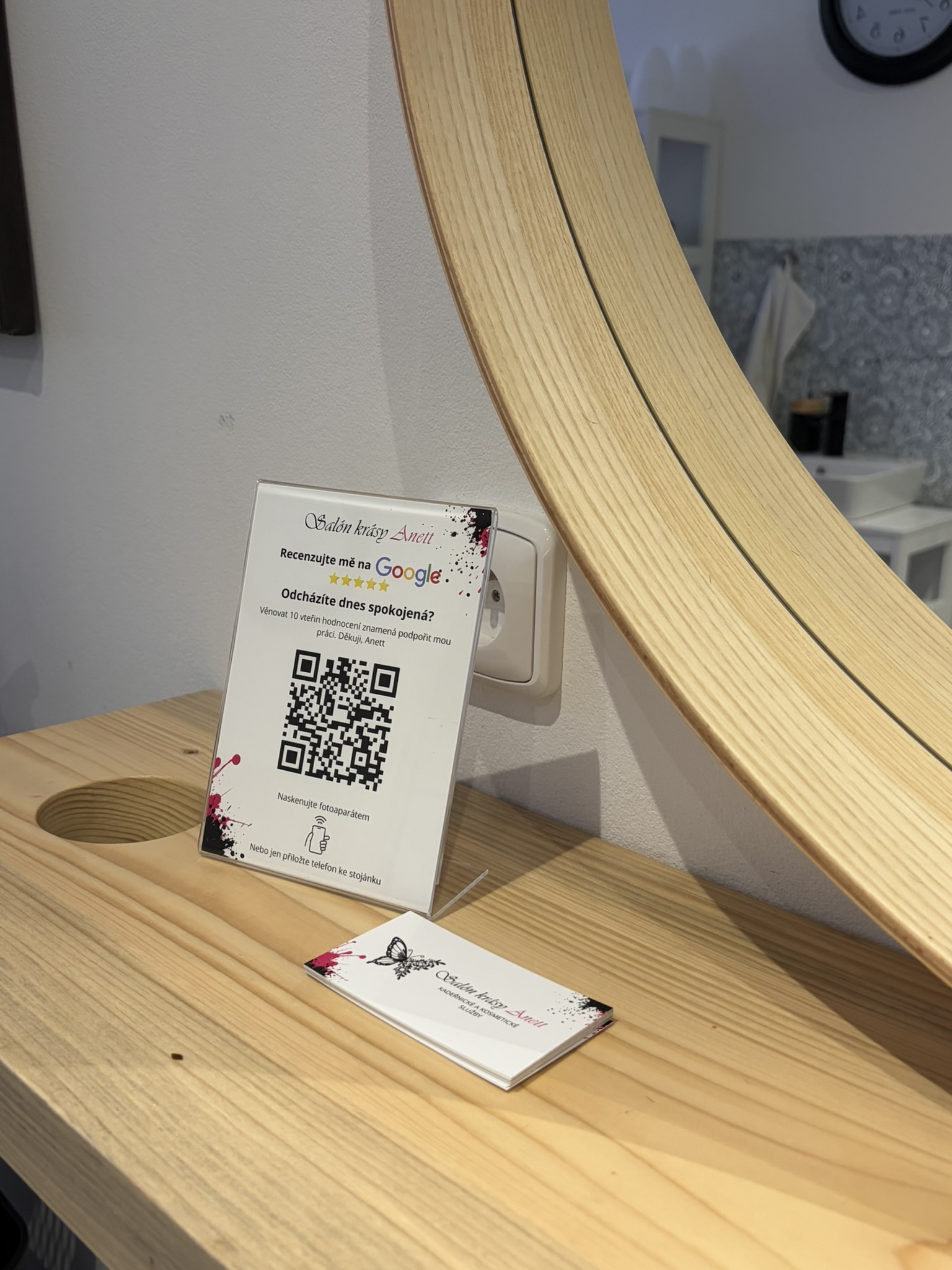 Fyzický NFC stojánek pro rychlý sběr Google recenzí